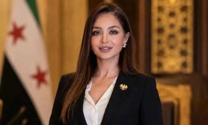 ما سبب بكاء الفنانة السورية روزينا لاذقاني في معرض دمشق الدولي؟