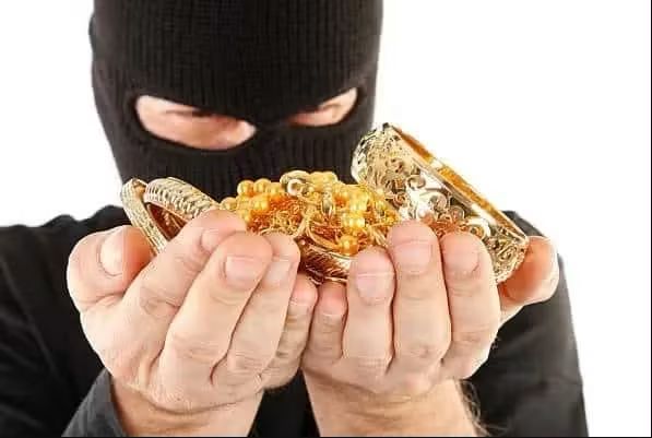 مجهول يحتال على مسنة