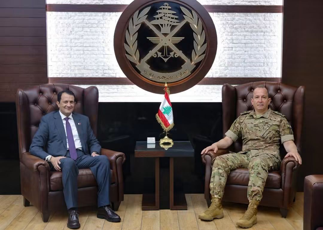 السفير القطري يبحث مع قائد الجيش تعزيز التعاون والتطورات في لبنان والمنطقة