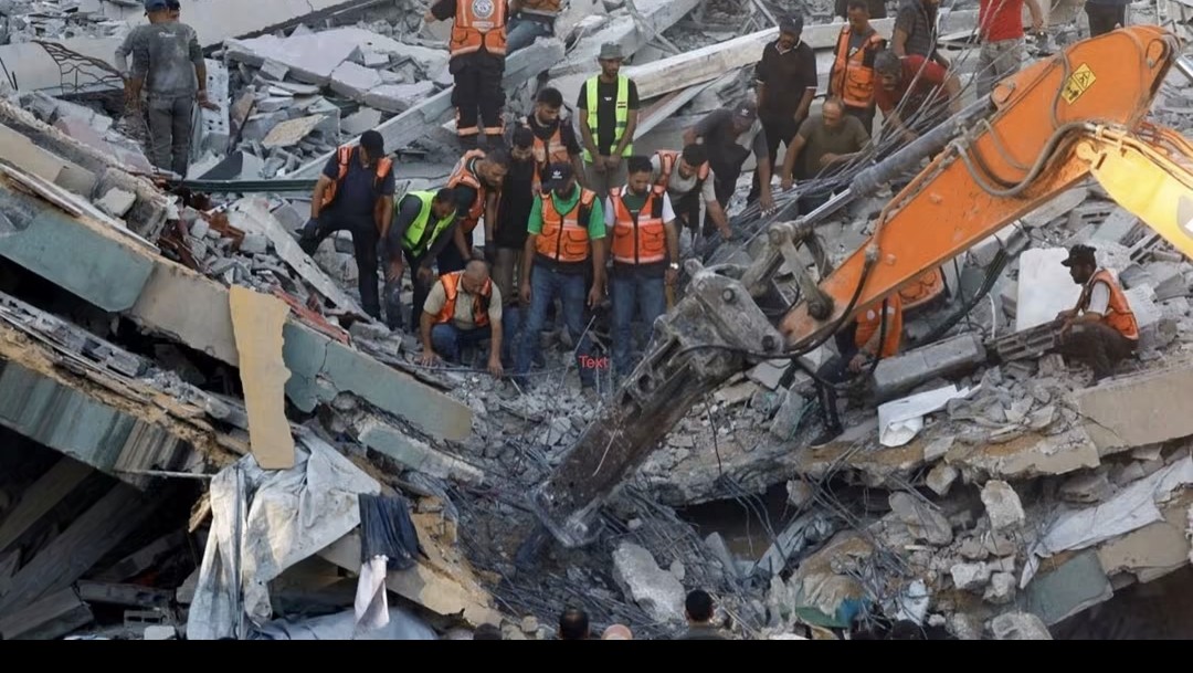 انهيار مبنى في غزة يودي بحياة 16 شخصاً على الأقل، والعشرات تحت الأنقاض
