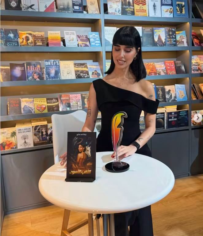 الممثلة اللبنانية زينة مكي تحتفي بإصدار كتابها الأول "الثقب الأسود"