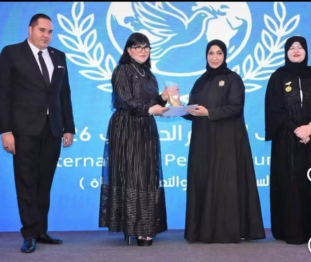 دبي تكرم المحامية وسيدة الأعمال اللبنانية ميرنا يونس في «ملتقى السلام الدولي 2026
