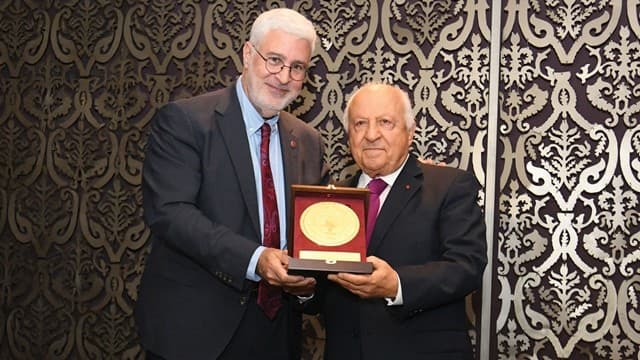 رئيس الجامعة الأميركية في بيروت منح هشام جارودي وسام الرئيس للخدمة التطوعية المتميزة
