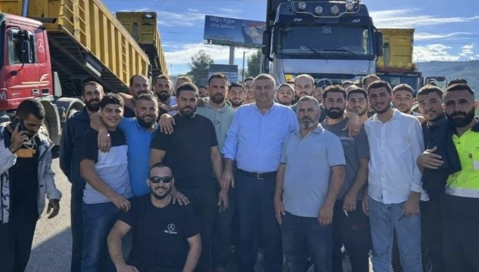 تضامنه مع سائقي شاحنات النقل