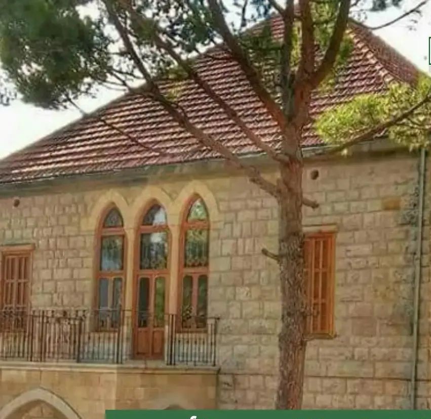 بين القناطر والقرميد الأحمر