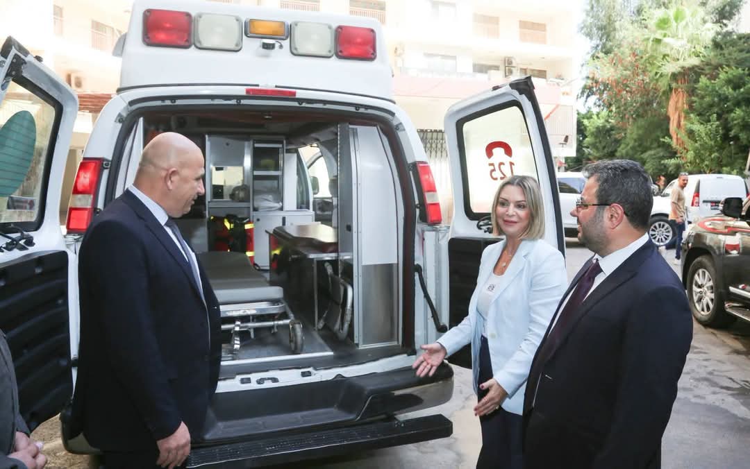 هبة سيارة إسعاف مجهّزة من شركة Pandaplast إلى الدفاع المدني اللبناني